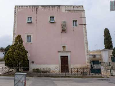 La osserviamo: � di fatto una torre. Ha una struttura compatta e massiccia, con pareti alte...